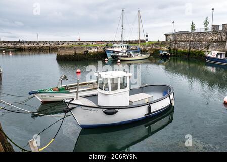 Carnlough, Nordirland - 4. Juli 2020: Fischerboote in Carnlough Harbour an der Antrim Küste in Nordirland Stockfoto