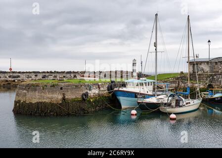 Carnlough, Nordirland - 4. Juli 2020: Fischerboote in Carnlough Harbour an der Antrim Küste in Nordirland Stockfoto