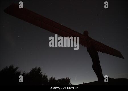 Gateshead, Tyne and Wear, Großbritannien, 12. Juli 2020, Comet Neowise blazes a Trail over Angel of the North, Credit: David Whinham/Alamy Live News Stockfoto