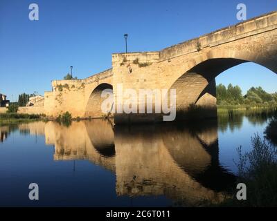 Römische Brücke von Ciudad Rodrigo in Salamanca Stockfoto