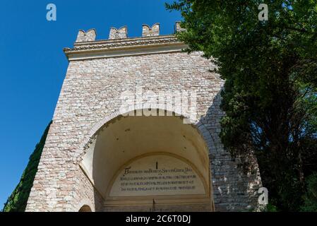 assisi, italien juli 11 2020 :neue Eingangstür zur Stadt assisi Stockfoto