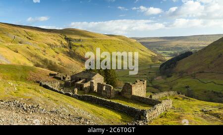 Crackpot Hall (alte Bauernhöfe) hoch auf abgelegenen sonnigen Hügel mit Blick auf die landschaftlich reizvolle Landschaft Yorkshire Dales Hills & Valley (Swaledale) - England, Großbritannien. Stockfoto