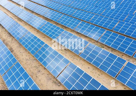 Luftaufnahme von oben auf Solarzellen. Sauberes und erneuerbares Energiekonzept für ein nachhaltiges Ökosystem. Hochwertige Fotos. Stockfoto