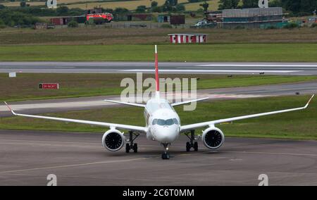 Cork Airport, Cork, Irland. Juli 2020. Ein Schweizer Airbus A220 rollt auf seinem ersten wöchentlichen Flug von Zürich mit 26 Passagieren am Cork Airport, Cork, Irland, zum Terminalgebäude. - Credit; David Creedon / Alamy Live News Stockfoto