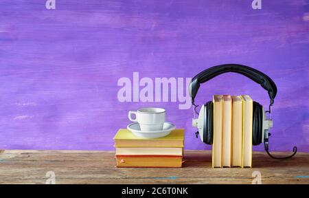 Bücher und Vintage-Heaphone, Hörbuch-Konzept, Hörspiel, Unterhaltung, Bildungskonzept Stockfoto