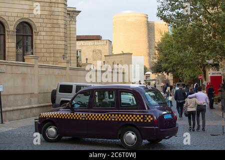 London Taxis im britischen Stil sind ein ungewöhnliches Merkmal der Hauptstadt, inspiriert von der Bewunderung der ersten Damen aller britischen Dinge. In Baku Aserbaidschan Stockfoto