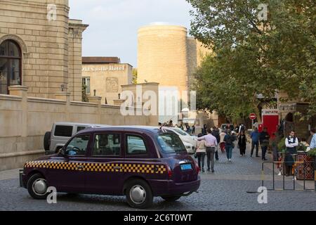 London Taxis im britischen Stil sind ein ungewöhnliches Merkmal der Hauptstadt, inspiriert von der Bewunderung der ersten Damen aller britischen Dinge. In Baku Aserbaidschan Stockfoto