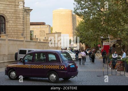 London Taxis im britischen Stil sind ein ungewöhnliches Merkmal der Hauptstadt, inspiriert von der Bewunderung der ersten Damen aller britischen Dinge. In Baku Aserbaidschan Stockfoto