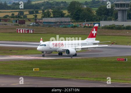 Cork Airport, Cork, Irland. Juli 2020. Ein Schweizer Airbus A220 rollt auf seinem ersten wöchentlichen Flug von Zürich mit 26 Passagieren am Cork Airport, Cork, Irland, zum Terminalgebäude. - Credit; David Creedon / Alamy Live News Stockfoto