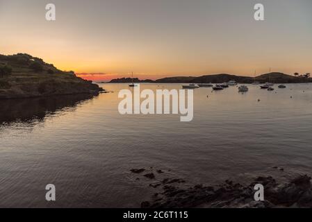 Sonnenuntergang in Port Lligat in Cala Salvador Dali, Maler, Bildhauer, Grafiker. . Haus Museum. In Port Lligat 8 Juli 2020. Stockfoto