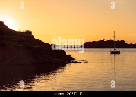 Sonnenuntergang in Port Lligat in Cala Salvador Dali, Maler, Bildhauer, Grafiker. . Haus Museum. In Port Lligat 8 Juli 2020. Stockfoto