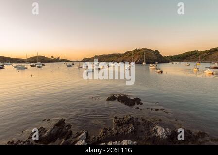 Sonnenuntergang in Port Lligat in Cala Salvador Dali, Maler, Bildhauer, Grafiker. . Haus Museum. In Port Lligat 8 Juli 2020. Stockfoto