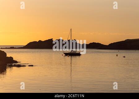 Sonnenuntergang in Port Lligat in Cala Salvador Dali, Maler, Bildhauer, Grafiker. . Haus Museum. In Port Lligat 8 Juli 2020. Stockfoto