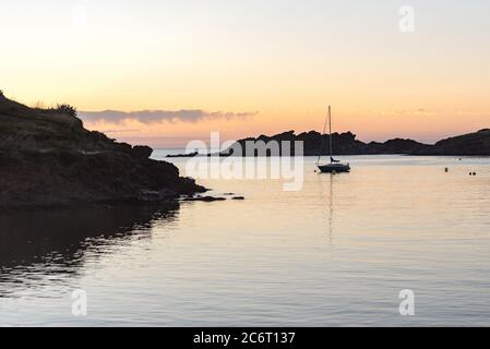 Sonnenuntergang in Port Lligat in Cala Salvador Dali, Maler, Bildhauer, Grafiker. . Haus Museum. In Port Lligat 8 Juli 2020. Stockfoto