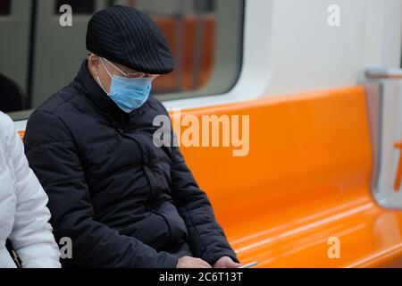 Senioren tragen chirurgische Maske in U-Bahn in Shanghai sitzen Stockfoto