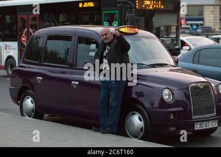 London Taxis im britischen Stil sind ein ungewöhnliches Merkmal der Hauptstadt, inspiriert von der Bewunderung der ersten Damen aller britischen Dinge. In Baku Aserbaidschan Stockfoto