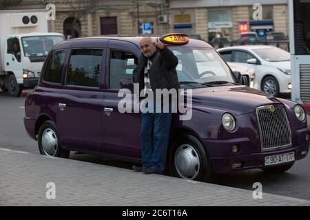 London Taxis im britischen Stil sind ein ungewöhnliches Merkmal der Hauptstadt, inspiriert von der Bewunderung der ersten Damen aller britischen Dinge. In Baku Aserbaidschan Stockfoto