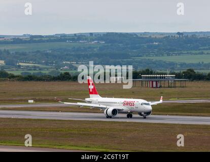 Cork Airport, Cork, Irland. Juli 2020. Ein Schweizer Airbus A220 rollt auf seinem ersten wöchentlichen Flug von Zürich mit 26 Passagieren am Cork Airport, Cork, Irland, zum Terminalgebäude. - Credit; David Creedon / Alamy Live News Stockfoto