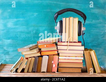 Bücher und Vintage-Heaphone, Hörbuch-Konzept, Hörspiel, Unterhaltung, Bildungskonzept Stockfoto