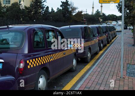 London Taxis im britischen Stil sind ein ungewöhnliches Merkmal der Hauptstadt, inspiriert von der Bewunderung der ersten Damen aller britischen Dinge. In Baku Aserbaidschan Stockfoto