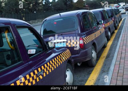 London Taxis im britischen Stil sind ein ungewöhnliches Merkmal der Hauptstadt, inspiriert von der Bewunderung der ersten Damen aller britischen Dinge. In Baku Aserbaidschan Stockfoto