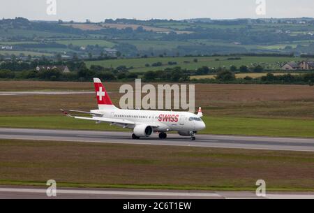 Cork Airport, Cork, Irland. Juli 2020. Ein Schweizer Airbus A220 rollt auf seinem ersten wöchentlichen Flug von Zürich mit 26 Passagieren am Cork Airport, Cork, Irland, zum Terminalgebäude. - Credit; David Creedon / Alamy Live News Stockfoto