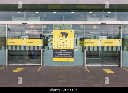 Cork Airport, Cork, Irland. Juli 2020. Ab Montag, 13. Juli, ist das Tragen einer Stoffbedeckung in Situationen empfehlenswert, in denen es schwierig ist, soziale Distanzierung zu üben, zum Beispiel in Geschäften oder in öffentlichen Verkehrsmitteln. Bild zeigt den Eingang zum Terminal am Cork Airport, Cork, Irland. Kredit; David Creedon / Alamy Live Nachrichten Stockfoto