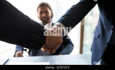 Nahaufnahme Fokus auf zwei männliche Hände schütteln. Stockfoto