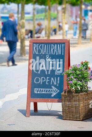 Restaurant kündigt Wiedereröffnung nach der Corona Lockdown auf der Plakatwand, Gastronomie Business Open Schild im Freien. Stockfoto