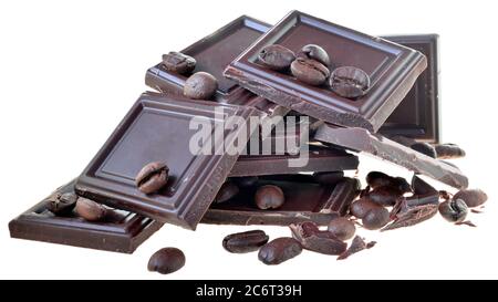 Schokoladen-Bar mit Streuung von Kaffeebohnen isoliert auf weißem Hintergrund. Stockfoto