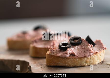 Ciabatta mit Fleischpaste auf olivfarbenem Wowod-Brett Stockfoto