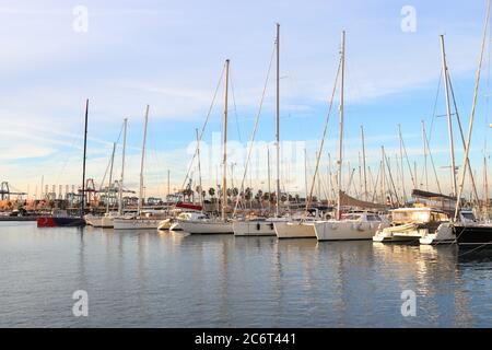 VALENCIA, SPANIEN - 27. NOVEMBER 2018: La Marina de València, der Yachthafen von Valencia in Spanien. Stockfoto