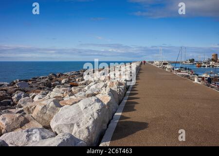 Langer Seebrücke und Wellenbrecher in Puerto Banus Marina an der Costa del Sol, Marbella, Andalusien, Spanien Stockfoto