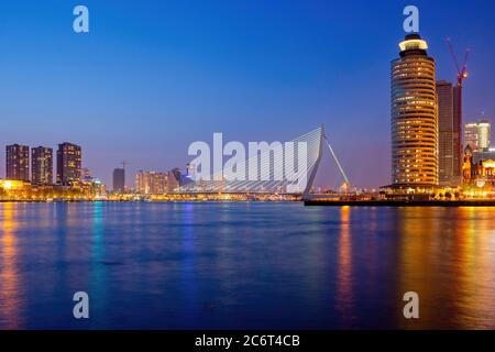 Skyline von Rotterdam bei Abenddämmerung in Holland, Niederlande, Blick auf den Fluss Stadtbild der Innenstadt. Stockfoto