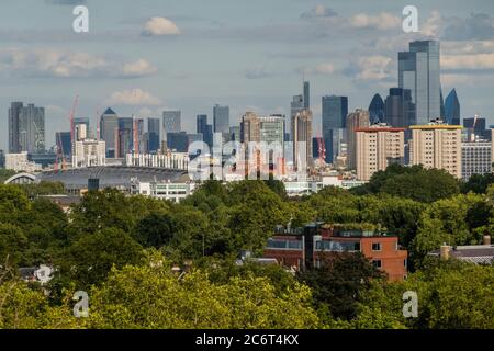 London, Großbritannien. Juli 2020. Die Menschen genießen einen sonnigen Abend auf Primrose Hill mit Blick auf die Stadt. Die „Lockdown“ wird nach wie vor für den Coronavirus (Covid 19) Ausbruch in London gelockert. Kredit: Guy Bell/Alamy Live Nachrichten Stockfoto