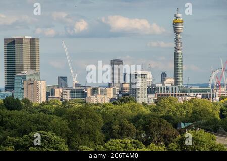 London, Großbritannien. Juli 2020. Der BT-Turm zeigt weiterhin die Regierungsbotschaft von „Bleialarm, Kontrolle des Virus“ - die Menschen genießen einen sonnigen Abend auf Primrose Hill mit Blick auf die Stadt. Die „Lockdown“ wird nach wie vor für den Coronavirus (Covid 19) Ausbruch in London gelockert. Kredit: Guy Bell/Alamy Live Nachrichten Stockfoto