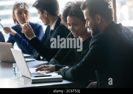 Multirassische verschiedene Geschäftsleute in Arbeitsprozess in Gruppen beteiligt. Stockfoto