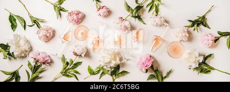 Rosenwein in verschiedenen Gläsern und blühende Sommer Pfingstrosen Blumen Stockfoto