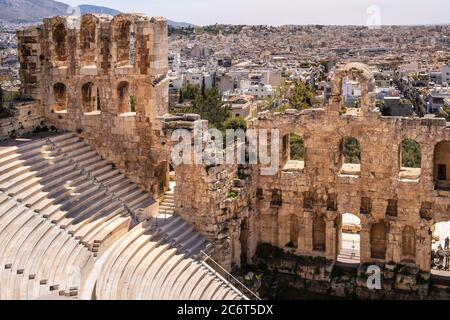 Athen, Attika / Griechenland - 2018/04/02: Panoramablick auf Odeon des Herodes Atticus Stein römisches Theater, Herodeion oder Herodion, am Hang der Akropolis hil Stockfoto