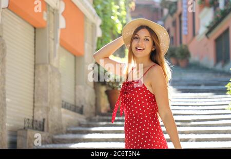 Porträt einer glücklichen Reisetouristin auf der Salita Serbelloni in Bellagio am Comer See. Mädchen im Sommerurlaub Besuch berühmten touristischen Ziel in I Stockfoto