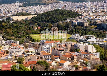 Athen, Attika / Griechenland - 2018/04/02: Panoramablick auf das metropolitane Athen mit dem Tempel des olympischen Zeus - Olympioneion - vom Akropolis-Hügel aus gesehen Stockfoto