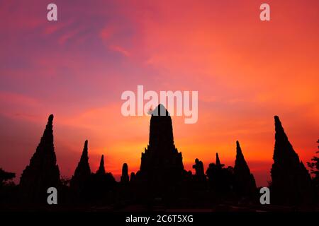 Dramatischer Sonnenuntergang Himmel über dem alten buddhistischen Tempel Wat Chaiwatthanaram. Ayutthaya Historical Park, UNESCO-Weltkulturerbe. Stockfoto