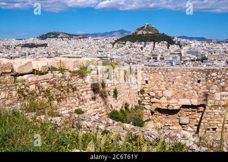 Athen, Attika / Griechenland - 2018/04/02: Panoramablick auf das metropolitane Athen mit Lycabettus Hügel von der felsigen Spitze des Akropolis-Hügels gesehen Stockfoto