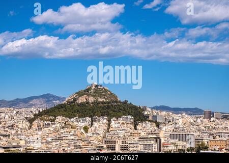 Athen, Attika / Griechenland - 2018/04/02: Panoramablick auf das metropolitane Athen mit Lycabettus Hügel von der felsigen Spitze des Akropolis-Hügels gesehen Stockfoto