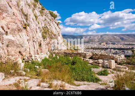 Athens, Attica / Greece - 2018/04/02: Panoramablick auf das metropolitane Athen von der felsigen Spitze des Akropolis-Hügels gesehen Stockfoto