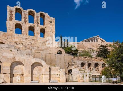 Athen, Attika / Griechenland - 2018/04/02: Steinfassade und Arkaden von Odeon von Herodes Atticus Römisches Theater, Herodeion oder Herodion, am Hang von Athenian Stockfoto