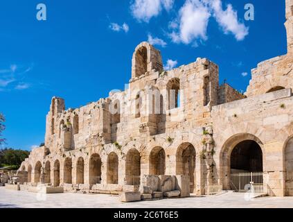 Athen, Attika / Griechenland - 2018/04/02: Steinfassade und Arkaden von Odeon von Herodes Atticus Römisches Theater, Herodeion oder Herodion, am Hang von Athenian Stockfoto