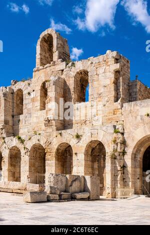 Athen, Attika / Griechenland - 2018/04/02: Steinfassade und Arkaden von Odeon von Herodes Atticus Römisches Theater, Herodeion oder Herodion, am Hang von Athenian Stockfoto