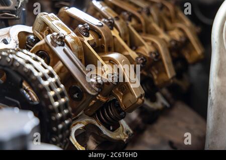 Nahaufnahme des Führungs- und Nockenwellenmotors des Fahrzeugs. Stockfoto