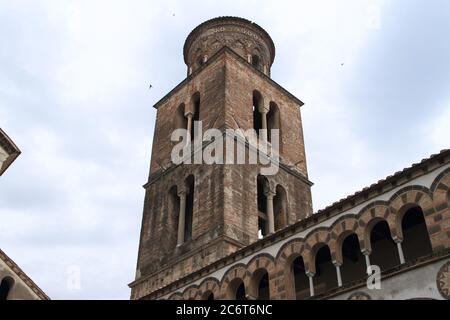 Innenhof mit Blick auf die Kathedrale von Salerno, auch bekannt als die Kathedrale von San Matteo. Der Glockenturm. Stockfoto